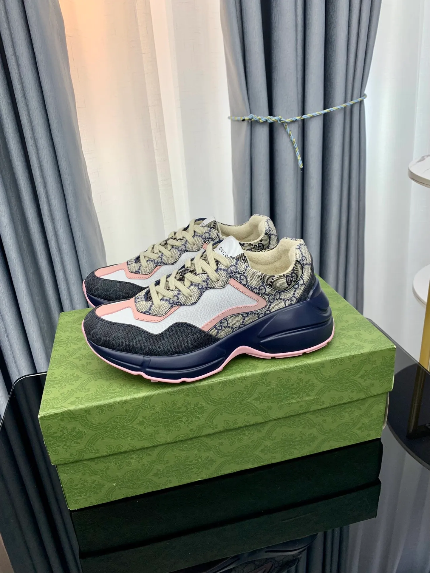 👟👟Ex-factory price 480👟👟 Gucci dad shoes for couples, distressed leather horn-shaped retro jogging shoes. The Balenciaga grandpa trend has subsided, ushering in GUCCI dad shoes, the trend leader in the fashion industry. The original shoes are molded and the original last is made by the Italian handmade foundry! [Gucci original dad shoes] Original surface: imported calfskin! Lining: Grade A hybrid lambskin! Outsole: The highest restoration sole. TPU material plus wear-resistant foam (anti-wear cushioning) ivory leather has been processed with an old-fashioned effect. The sole is 5cm high! The comfort level is excellent, killing all high-end versions on the market! Original logo outsole! 👣Size: Women’s size 35-40. Men's size 38-45. Women's heel with 🈚️logo! Men's heel with 🈶️logo!